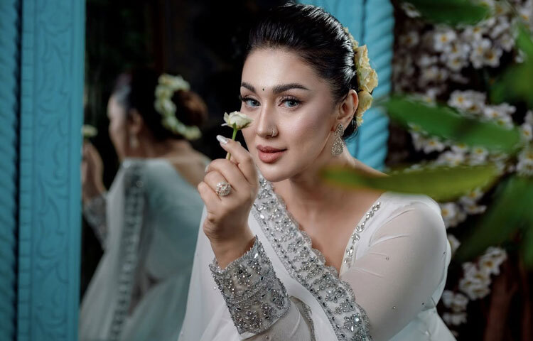 পোস্টে অপু লিখেছেন, ‘যেখানে ভালোবাসা আছে, সেখানে জীবন আছে’।