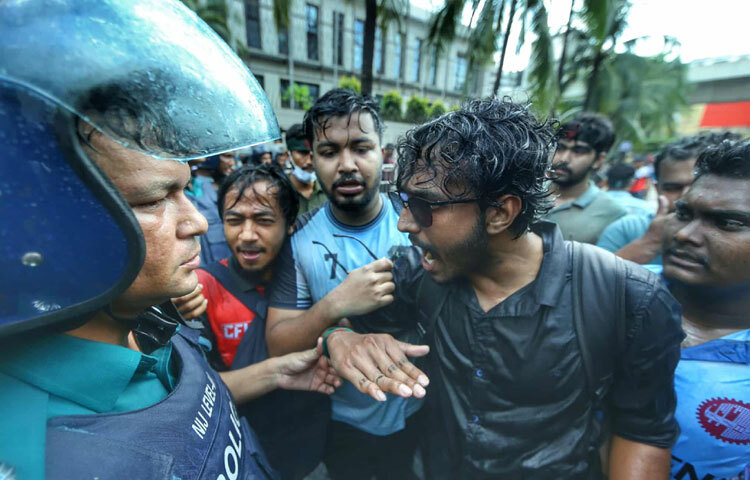 শিক্ষার্থীদের দাবি, ডিপ্লোমা প্রকৌশলীদের নামের আগে প্রকৌশলী লিখতে না দেওয়া, ডিপ্লোমা প্রকৌশলীদের কাউকে পদোন্নতি দিয়ে নবম গ্রেডে উন্নীত না করা এবং দশম গ্রেডের চাকরিতে প্রবেশের ক্ষেত্রে স্নাতক প্রকৌশলীদের সুযোগ দেওয়া।