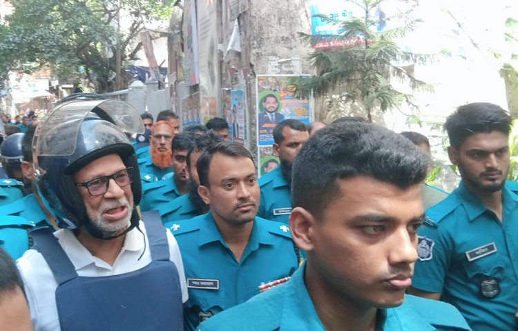 সাবেক বস্ত্র ও পাটমন্ত্রী লতিফ সিদ্দিকীর পক্ষে আদালতে আইনজীবী হিসেবে দাঁড়াতে তার স্বাক্ষরের জন্য যান অ্যাডভোকেট সাইফুল ইসলাম। তখন লতিফ সিদ্দিকী বলেন, ‘আদালতের জামিন দেওয়ার ক্ষমতা নেই, এজন্য ওকালতনামায় স্বাক্ষর করবো না।’ আজ ঢাকার চিফ মেট্রোপলিটন ম্যাজিস্ট্রেট আদালতের সামনে অ্যাডভোকেট সাইফুল ইসলাম সাংবাদিকদের এ তথ্য জানান। ছবি: জাগো নিউজ