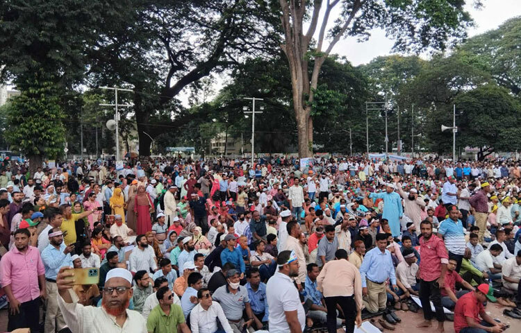 ঐক্য পরিষদের অন্যতম নেতা ও বাংলাদেশ প্রাথমিক সহকারী শিক্ষক সমিতির সভাপতি মোহাম্মদ শামছুদ্দীন মাসুদ বলেন, আজকের মধ্যে স্পষ্ট প্রতিশ্রুতি না পেলে আমরা সমাবেশ থেকে কঠোর কর্মসূচি ঘোষণা করবো।