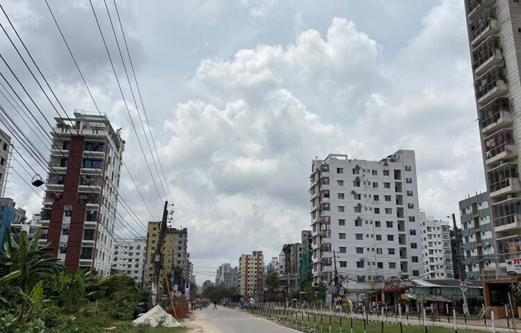 কাশফুলের শুভ্রতার সাথে প্রতিদ্বন্দ্বিতা করে শরতের আকাশ। বর্ষার ঘন মেঘ কেটে গিয়ে আকাশ তখন ঝকঝকে নীল। মাঝে মাঝে সাদা মেঘ ভেসে বেড়ায় তুলোর মতো, আর সেই মেঘের আড়াল থেকে হঠাৎ উঁকি দেয় সোনালি রোদ। শরতের এই আকাশ যেন স্বপ্ন আর বাস্তবের মিলিত ছবি। ভোরের আকাশ হয় নির্মল, সন্ধ্যার আকাশে ছড়িয়ে পড়ে কমলা আর গোলাপি রঙের আভা। মনে হয়, প্রকৃতি যেন তুলির আঁচড়ে এঁকে চলেছে রঙিন ক্যানভাস।
