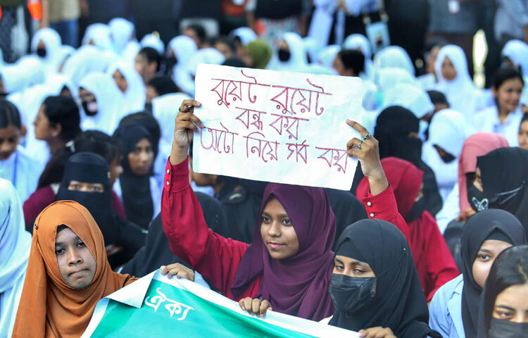 ডিগ্রি প্রকৌশলীদের পেশাগত দাবির মধ্যে উল্লেখযোগ্য ছিল তিনটি অযৌক্তিক দাবি। ডিপ্লোমা প্রকৌশলীরা অভিযোগ করেছেন যে, এই দাবিগুলো বাস্তবায়িত হলে তাদের পেশাগত মর্যাদা ও কর্মসংস্থান ক্ষতিগ্রস্ত হবে। তাই তারা এই দাবিকে রাষ্ট্রের পক্ষ থেকে প্রত্যাখ্যান করার আহ্বান জানাচ্ছেন।