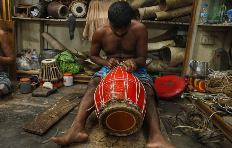 প্রতিটি দোকান যেন সৃষ্টিশীলতার এক ছোট অংশ।
