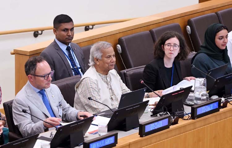 প্রধান উপদেষ্টা প্রফেসর মুহাম্মদ ইউনূস গতকাল যুক্তরাষ্ট্রের নিউইয়র্কে জাতিসংঘ সদরদপ্তরে একটি অনুষ্ঠানে সহ-সভাপতির বক্তৃতা করেন। ছবি: পিআইডি