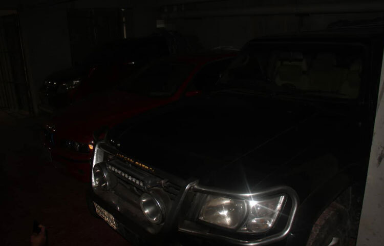 গুলশানারা মাসুদা টাওয়ার নামের ওই বাড়িটিতে যেসব গাড়ি পাওয়া গেছে তার মধ্যে সংসদ সদস্যের লোগো সংবলিত একটি গাড়ি ছিল।