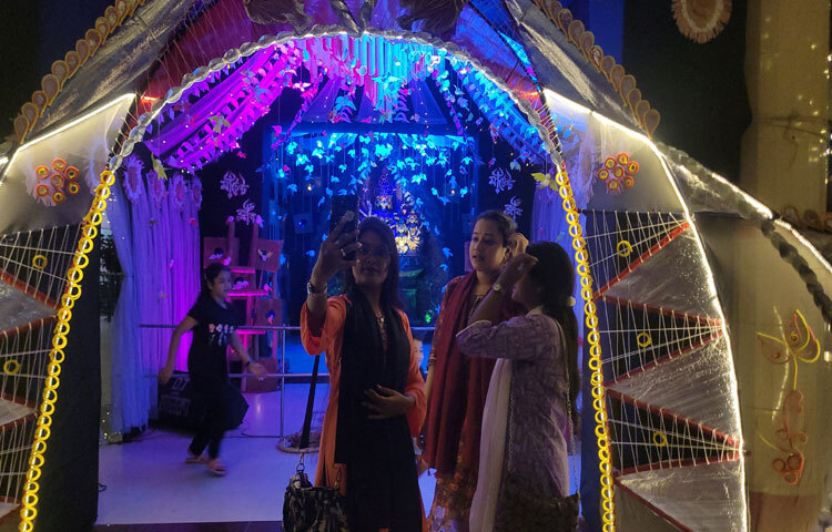 মহালয়ার পর থেকেই দর্শনার্থীরা মণ্ডপটি দেখতে ভিড় করেন। কেউ এসেছেন নতুন এ আয়োজন দেখতে আবার কেউবা প্রিয়জনকে সঙ্গে নিয়ে সেলফি তুলছেন। ভেতরে কৃত্রিম পাখির কিচিরমিচির শব্দ সবার মনকেই আকৃষ্ট করছে।