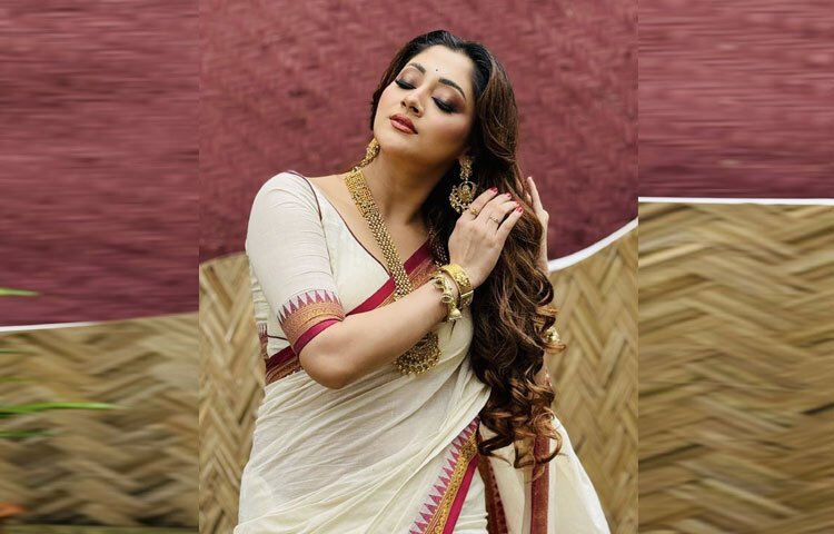 গা ভরা গয়না বা ভারী অলংকার নয়, বরং সরলতায় ভরা সাজে তিনি প্রমাণ করলেন, আভিজাত্য লুকিয়ে থাকে স্বাভাবিক সৌন্দর্যেই।