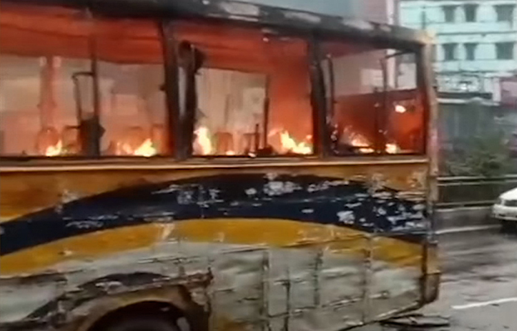 রাজধানীর মিরপুরের সেনপাড়া এলাকায় আলিফ পরিবহনের একটি যাত্রীবাহী বাসে আগুন দিয়েছে দুর্বৃত্তরা। আজ সকাল ৭টা ২৩ মিনিটে আগুন লাগার খবর পেয়ে ৭টা ৩৫ মিনিটে আগুন নিয়ন্ত্রণে আনে ফায়ার সার্ভিস। ছবি: সংগৃহীত