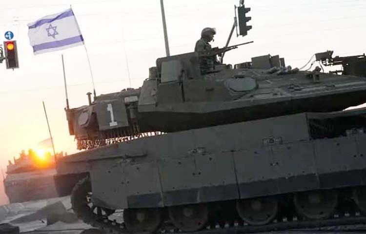 অবশেষে গাজা উপত্যকার কয়েকটি এলাকা থেকে সেনা প্রত্যাহার শুরু করেছে ইসরায়েল। ডোনাল্ড ট্রাম্পের প্রস্তাবিত শান্তি পরিকল্পনার অংশ হিসেবে গাজা ভূখণ্ড থেকে তিন ধাপে সেনা প্রত্যাহার করা হবে। সেনা প্রত্যাহার হলেও গাজার ৫০ শতাংশের বেশি এলাকা ইসরায়েলি সেনাদের নিয়ন্ত্রণে থাকবে। ফাইল ছবি: এএফপি