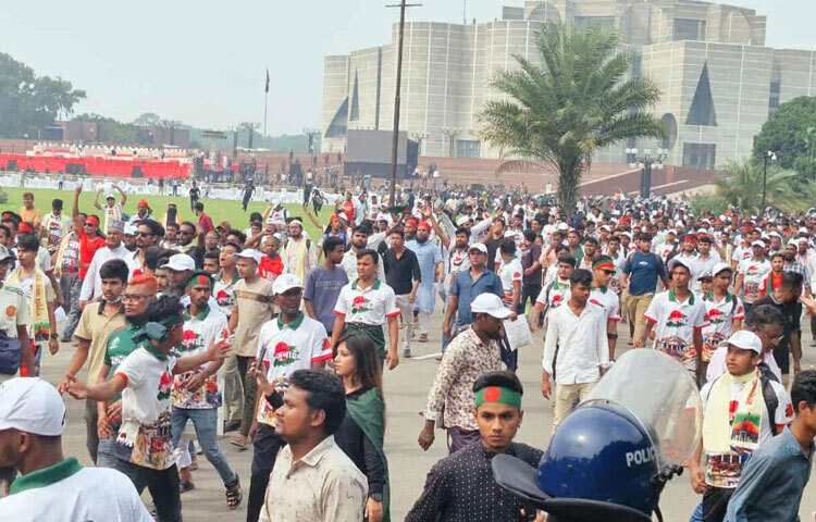 এর আগে দুপুর ১টা ২৫ মিনিটের দিকে সংঘর্ষের সূত্রপাত ঘটে।