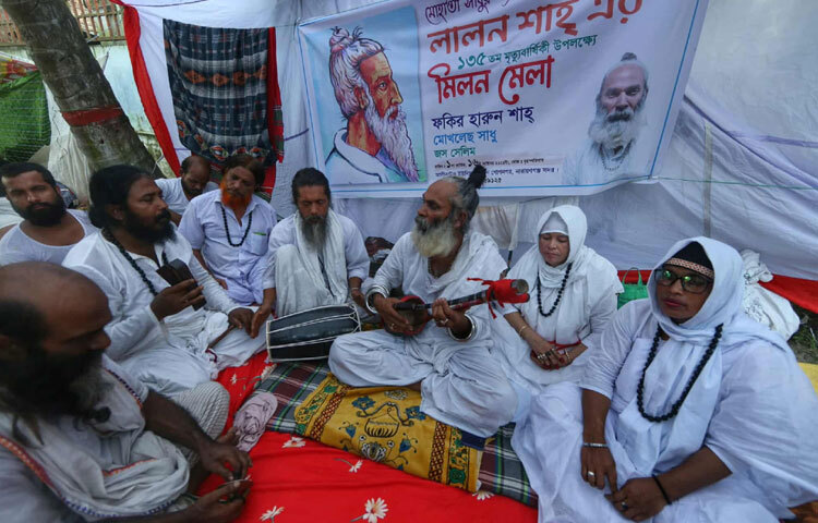 একজন গেয়ে ওঠেন আর আশেপাশে বসে থাকা শত মানুষ একসঙ্গে গলা মেলায়। কণ্ঠে কণ্ঠে মিলেমিশে যায় ভক্তি আর ভাবের মাধুর্য।