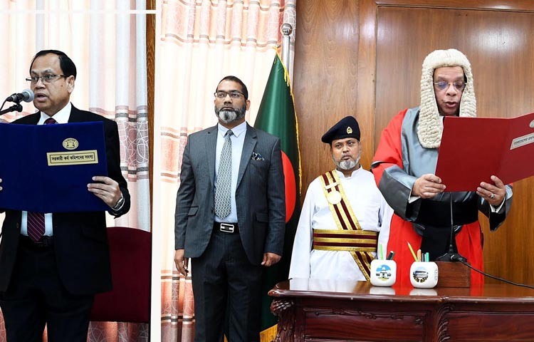 প্রধান বিচারপতি সৈয়দ রেফাত আহমেদ আজ ঢাকায় বাংলাদেশ সুপ্রীম কোর্টের জাজেস লাউঞ্জে বাংলাদেশ সরকারি কর্ম কমিশনে নবনিয়োগপ্রাপ্ত এ. কে. এম. আফতাব হোসেন প্রামাণিককে শপথ বাক্য পাঠ করান। ছবি: পিআইডি