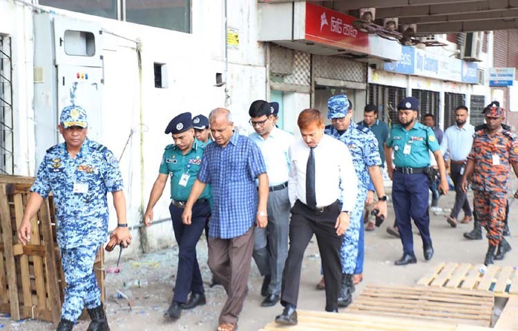 স্বরাষ্ট্র উপদেষ্টা লেফটেন্যান্ট জেনারেল মো. জাহাঙ্গীর আলম চৌধুরী (অব.) আজ ঢাকায় হযরত শাহজালাল আন্তর্জাতিক বিমানবন্দরের অগ্নিকাণ্ডে ক্ষতিগ্রস্ত কার্গো ভিলেজ ও ই-গেট পরিদর্শন করেন। ছবি: পিআইডি