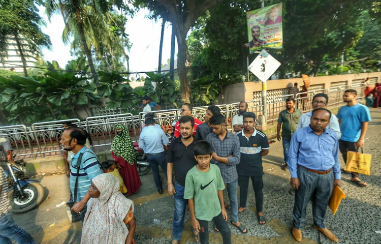 শাহবাগ এবং কাওরানবাজারের কিছু ছবি এই পরিস্থিতি ফুটিয়ে তুলেছে-যেখানে মানুষ হেঁটে যাচ্ছেন, অস্থিরভাবে অপেক্ষা করছেন এবং গণপরিবহনের জন্য হিমশিম খাচ্ছেন।