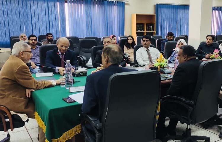 প্রধান উপদেষ্টার বিশেষ সহকারী ড. আনিসুজ্জামান চৌধুরী গতকাল পাকিস্তানের ইসলামাবাদে ন্যাশনাল ইউনিভার্সিটি অব সায়েন্স অ্যান্ড টেকনোলজিতে ম্যাক্রোইকোনোমিকস বিষয়ে বক্তৃতা করেন। ছবি: পিআইডি