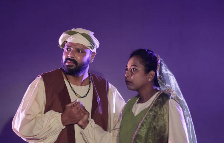 ‘আলিবাবা এবং চল্লিশ চোর’ মূলত আরব্য রজনীর বিখ্যাত গল্পগুলোর একটি। কাহিনীর শুরু সম্রাট শাহরিয়ারের গল্প দিয়ে। নিজের স্ত্রীর বিশ্বাসঘাতকতায় তিনি এক নারীবিদ্বেষী শাসকে পরিণত হন। প্রতিদিন তিনি রাজ্যের একজন অবিবাহিত নারীকে বিয়ে করেন এবং শর্ত দেন যদি সারা রাত গল্প শুনিয়ে তাকে জাগিয়ে রাখতে না পারে, তবে ভোরে সেই নারীকে হত্যা করা হবে।