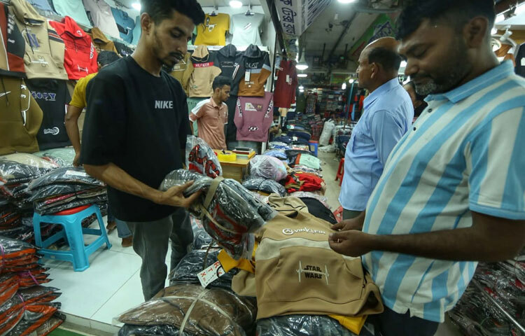 বাজারের ব্যবসায়ীরা জানিয়েছেন, শীত এখনও পুরো ঢাকায় আসেনি, কিন্তু বাইরে থেকে ক্রেতাদের আগমন বৃদ্ধি পাওয়ায় পাইকারি বিক্রি এরই মধ্যে বেড়েছে। প্রতিদিন কয়েকশো ক্রেতা পাইকারি বাজারে আসছেন। তারা আশা করছেন, নভেম্বরের মাঝামাঝি সময় থেকে শীতের প্রকৃত আগমন শুরু হলে বিক্রি আরও বাড়বে।