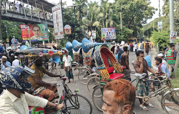 নির্বাচনের আগে গণভোট, জুলাই জাতীয় সনদ বাস্তবায়নের আদেশ জারি এই দুই দাবিই যেন আজকের বিক্ষোভের কেন্দ্রে। সঙ্গে আরও তিনটি দাবি মিলিয়ে আন্দোলনের ব্যানারে একটাই বার্তা স্পষ্ট ‘জনগণের মতামত ছাড়া নির্বাচন নয়।’