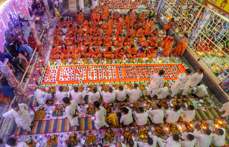 ঢাকার স্বামীবাগ লোকনাথ মন্দিরে এই সময়ে ভক্তদের ভিড় উপচে পড়ে।