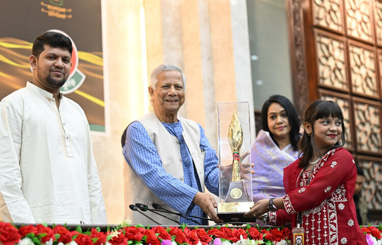 ড. ইউনূস বলেন, শিশু-কিশোরদের জন্য বিভিন্ন বিষয়ে প্রতিযোগিতা (রচনা, প্রযুক্তি , ব্যবসা,খেলাধুলা, বিজ্ঞান, ফ্যাশন ডিজাইন, খাবার তৈরি, নাটক ও গল্প বলা) আয়োজনের মাধ্যমে তাদের নিজেকে আবিষ্কার করার সুযোগ তৈরি করে দিতে পারে সরকার।