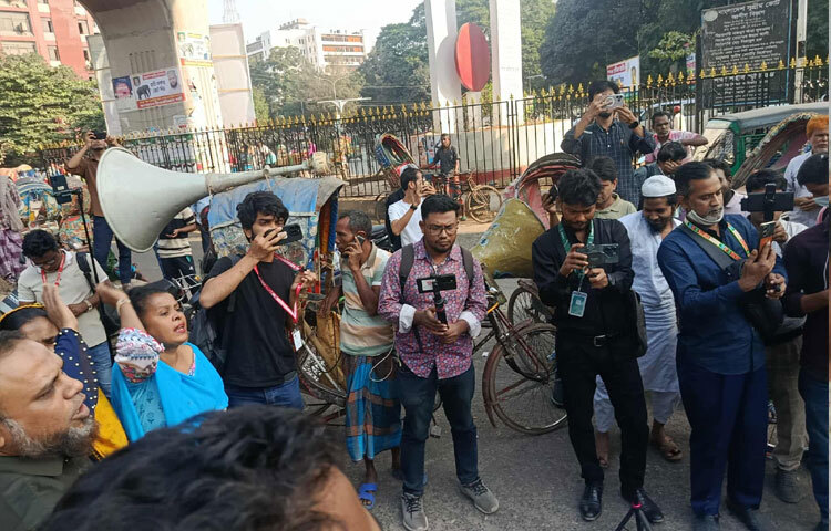 দুপুরে রায় ঘোষণার পর থেকেই হাইকোর্ট এলাকায় সমর্থকদের মধ্যে উচ্ছ্বাস ছড়িয়ে পড়ে।