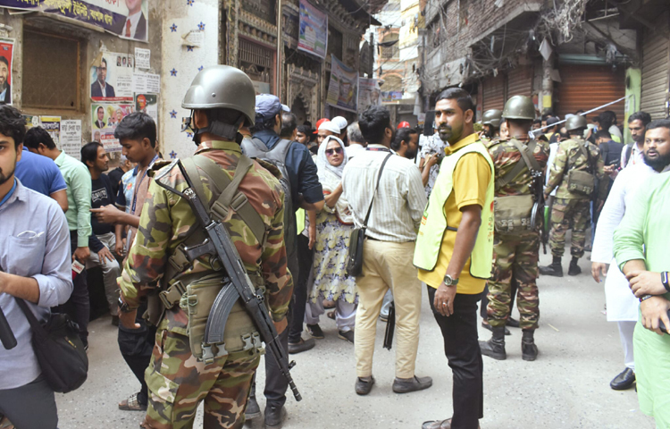 উৎসুক জনতার ব্যাপক ভিড়ে নিরাপত্তা নিশ্চিত করতে হিমশিম খেতে হয় আইনশৃঙ্খলা রক্ষাকারী বাহিনীর। উৎসুক জনতা সড়ক দখল করে রাখায় উদ্ধারকাজ ও যান চলাচল বিঘ্নিত হয়।
