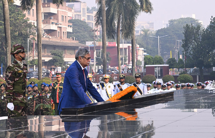 রাষ্ট্রপতি মো. সাহাবুদ্দিন আজ ঢাকা সেনানিবাসে সশস্ত্র বাহিনী দিবস উপলক্ষে সেনানিবাসের শিখা অনির্বাণে পুষ্পস্তবক অর্পণ করেন। ছবি: পিআইডি