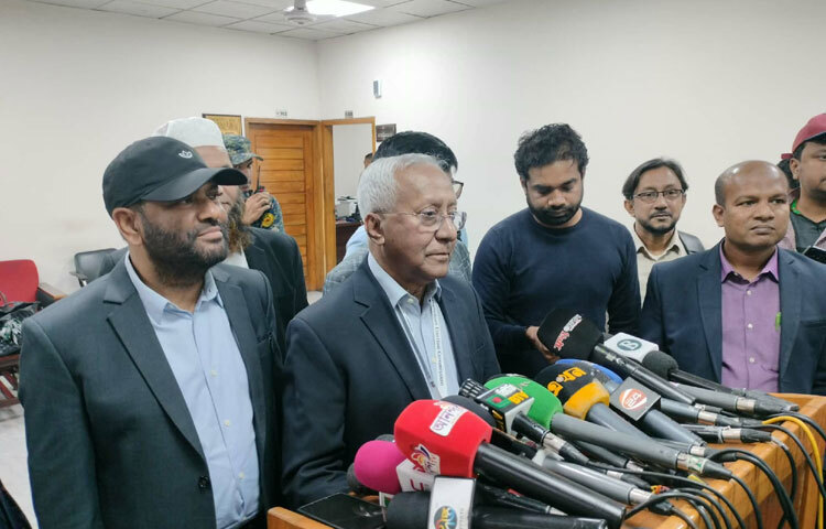 নির্বাচন কমিশন সচিবালয়ের সিনিয়র সচিব আখতার আহমেদ বলেছেন, শুধু তারেক রহমান নয়, নির্বাচন কমিশন চাইলে তফসিল ঘোষণার পর আবেদন সাপেক্ষে যে কেউ ভোটার হতে পারবে। ইসি চাইলে তারেক রহমান ভোটার ও প্রার্থী হতে পারবেন। ছবি: মফিজুল সাদিক