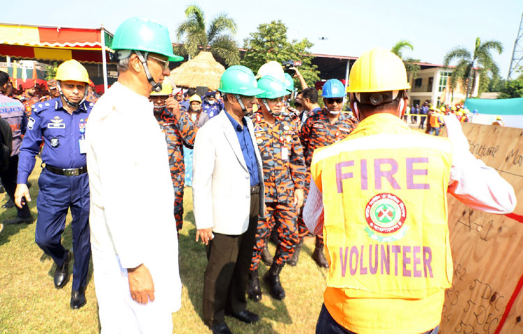 স্বরাষ্ট্র উপদেষ্টা লেফটেন্যান্ট জেনারেল (অব.) মো. জাহাঙ্গীর আলম চৌধুরী আজ রাজধানীর পূর্বাচলে ফায়ার সার্ভিস ও সিভিল ডিফেন্সের ট্রেনিং গ্রাউন্ডে ফায়ার সার্ভিস ও সিভিল ডিফেন্স অধিদপ্তর আয়োজিত ‘ইন্টারন্যাশনাল ভলান্টিয়ার্স ডে’ উপলক্ষে অনুষ্ঠানে স্বেচ্ছাসেবকদের প্রদর্শিত মহড়া ঘুরে দেখেন। ছবি: পিআইডি