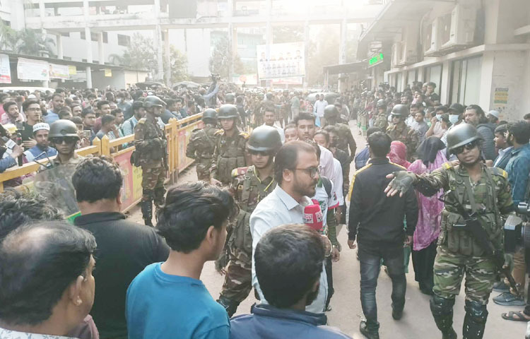 ত্রয়োদশ জাতীয় সংসদ নির্বাচনে ঢাকা-৮ আসনের স্বতন্ত্র প্রার্থী ও ইনকিলাব মঞ্চের মুখপাত্র শরিফ ওসমান হাদি গুলিবিদ্ধ হয়েছেন। এ ঘটনায় ঢাকা মেডিকেল কলেজ হাসপাতালে সেনাবাহিনী মোতায়েন করা হয়েছে। ছবি: জাগো নিউজ