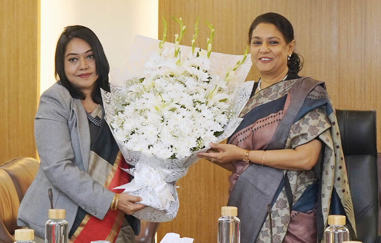 তথ্য ও সম্প্রচার মন্ত্রণালয়ের নব দায়িত্বপ্রাপ্ত এবং পরিবেশ, বন ও জলবায়ু পরিবর্তন এবং পানি সম্পদ উপদেষ্টা সৈয়দা রিজওয়ানা হাসানকে মন্ত্রণালয়ের সম্মেলনকক্ষে তথ্য ও সম্প্রচার মন্ত্রণালয়ের সচিব মাহবুবা ফারজানা ফুল দিয়ে শুভেচ্ছা জানান। ছবি: পিআইডি