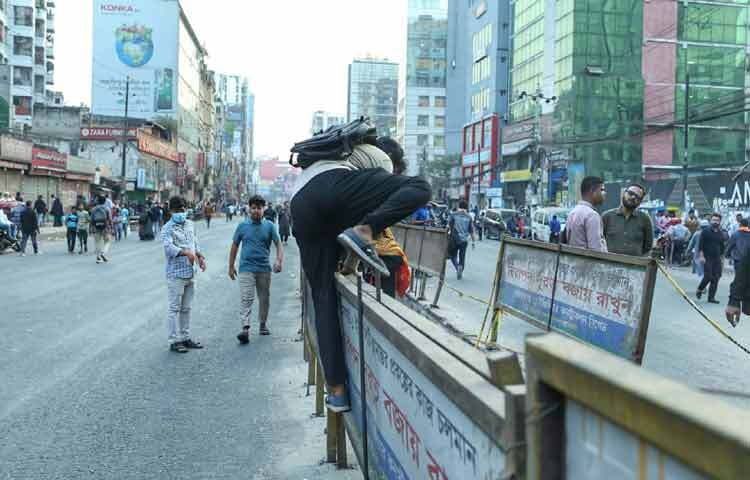 পুলিশের পক্ষ থেকে জানানো হয়, সম্ভাব্য অপ্রীতিকর পরিস্থিতি এড়াতে এবং জননিরাপত্তার স্বার্থে ব্যারিকেড দেওয়া হয়েছে। পরিস্থিতি স্বাভাবিক রাখতে অতিরিক্ত পুলিশ সদস্য মোতায়েন করা হয়।