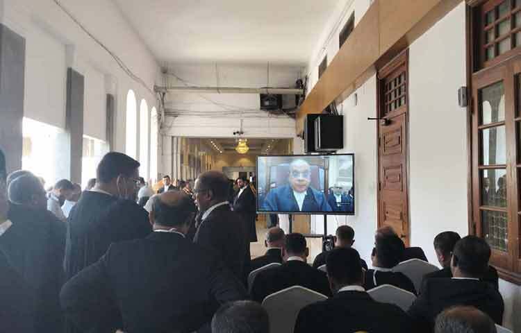 সুপ্রিম কোর্টের গণসংযোগ কর্মকর্তা মো. শফিকুল ইসলামের দেওয়া বিজ্ঞপ্তিতে জানানো হয়, সুপ্রিম কোর্ট আইনজীবী সমিতির পক্ষে সভাপতি এ এম মাহবুব উদ্দিন খোকন ও অ্যাটর্নি জেনারেল কার্যালয়ের পক্ষে অ্যাটর্নি জেনারেল মো. আসাদুজ্জামান দেশের প্রধান বিচারপতিকে বিদায়ী সংবর্ধনা দিচ্ছেন। তারই ধারাবাহিকতায় আজ অনুষ্ঠান চলছে।