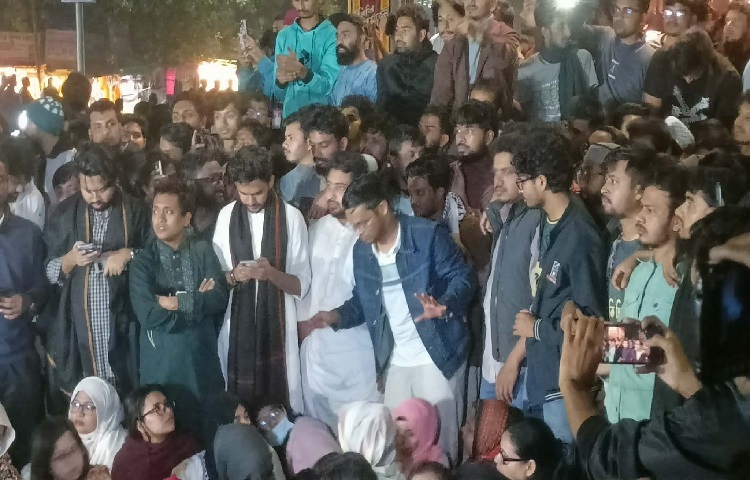 ১৮ ডিসেম্বর দিনগত রাত ১২টা ৫০ মিনিটের দিকে শাহবাগে অবস্থানরত জনতার সঙ্গে যোগ দেন তারা।