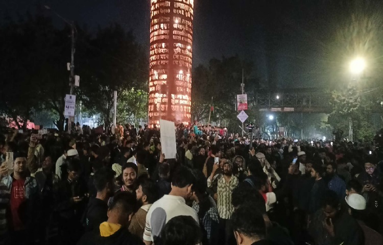 ‘তুমি কে আমি কে, হাদি হাদি’, ‘জাহাঙ্গীরের গদিতে, আগুন জ্বালাও একসাথে’, ‘আমরা সবাই হাদি হবো, গুলির মুখে কথা কব’, ‘লীগ ধর, জেলে ভর’সহ নানা স্লোগান দিচ্ছেন তারা।