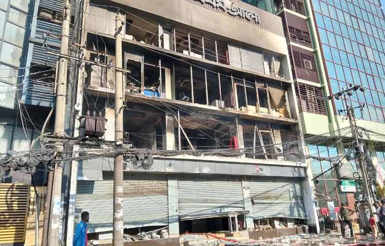 উৎসুক মানুষ জমিয়েছে ভিড়। ভবন দুটির প্রধান ফটকে দায়িত্ব পালন করছেন আইনশৃঙ্খলা বাহিনীর সদস্যরা।