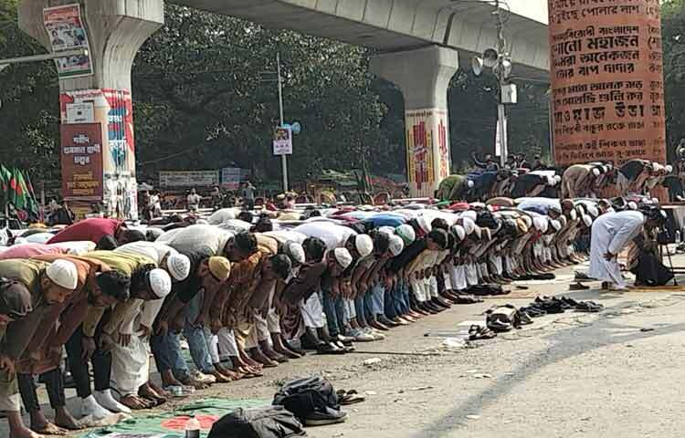 নামাজ শেষে তারা পুনরায় আন্দোলন চালিয়ে যাওয়ার ঘোষণা দেন।