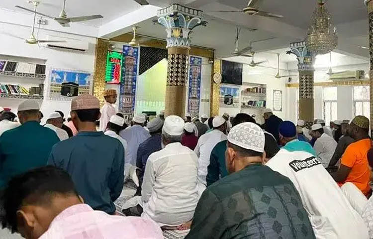 ইনকিলাব মঞ্চের মুখপাত্র শরিফ ওসমান হাদির আত্মার মাগফেরাত কামনায় আজ মসজিদে মসজিদে জুমার নামাজের মোনাজাতে বিশেষ দোয়া করা হয়েছে। জাতীয় মসজিদ বায়তুল মোকাররমসহ রাজধানীর মসজিদগুলোতে দুপুরে এ দোয়া করা হয়। ছবি: জাগো নিউজ