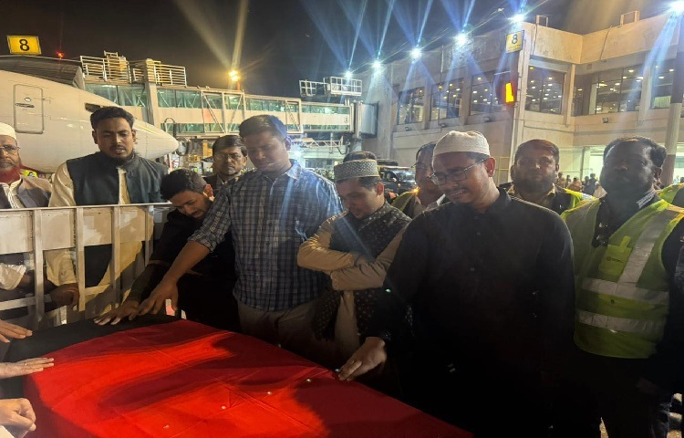El ataúd de Shaheed Sharif Osman Hadi en el Aeropuerto Internacional Hazrat Shahjalal de Daca.