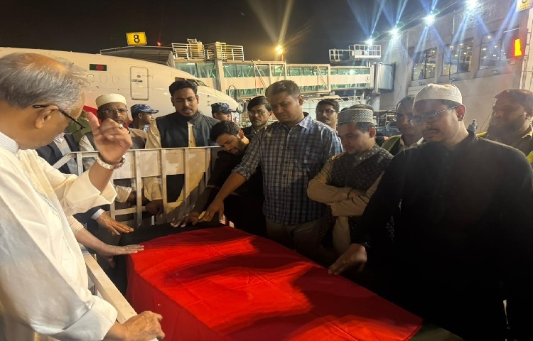 ১৯ ডিসেম্বর সন্ধ্যায় তার মরদেহ ঢাকায় পৌঁছার খবর ছড়িয়ে পড়ার সঙ্গে সঙ্গে শাহবাগে অবস্থান করা বিক্ষোভকারীরা আরও জড়ো হতে থাকেন। কণ্ঠস্বর তীব্র হয়, হাত তুলে স্লোগান দেওয়া হয়। কেউ হাত তুলে স্লোগান দিচ্ছেন, কেউ চোখ ভেজা কণ্ঠে দাঁড়িয়ে আছেন সবার দৃষ্টি একটাই ওসমান হাদির শেষ যাত্রার দিকে।