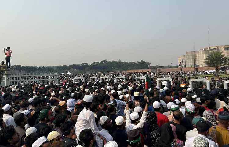 ওসমান হাদির জানাজাকে কেন্দ্র করে জামায়াতে ইসলামীসহ বিভিন্ন ইসলামী দলকে স্বেচ্ছাসেবক হিসেবে দায়িত্ব পালন করতে দেখা গেছে।