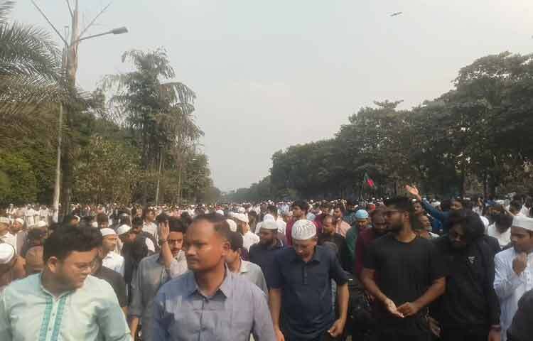 সবাই হত্যাকারীর বিচারের দাবি করছে পাশাপাশি জুলাই যোদ্ধাদের নিরাপত্তা চান তারা। জানাজায় অংশ নিয়েছে লাখো বিক্ষুব্ধ প্রাণ।