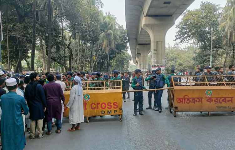 ইনকিলাব মঞ্চের মুখপাত্র শরিফ ওসমান হাদির দাফনকে কেন্দ্র করে ঢাকা বিশ্ববিদ্যালয়ের (ঢাবি) কেন্দ্রীয় মসজিদের পাশের কবরস্থানে নেওয়া হয়েছে কঠোর নিরাপত্তা ব্যবস্থা। কবরস্থানের ভেতরে ও আশপাশের এলাকায় বিপুলসংখ্যক পুলিশ, বর্ডার গার্ড বাংলাদেশ (বিজিবি), সোয়াট টিম ও সাদা পোশাকে ডিবি সদস্য মোতায়েন করা হয়েছে।
