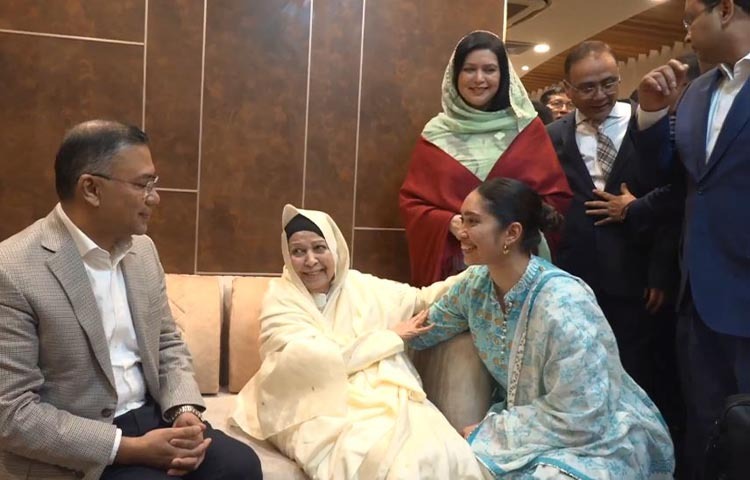 বিমানবন্দরে তারেক রহমানকে স্বাগত জানান দলের জ্যেষ্ঠ নেতা এবং স্বজনরা। এসময় তিনি নেতৃবৃন্দের সঙ্গে কোলাকুলি ও কুশল বিনিময় করেন এবং উপস্থিতি সবার উদ্দেশে হাত নেড়ে শুভেচ্ছা জানান।