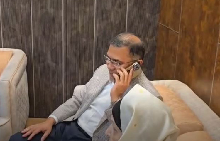 ১৭ বছর পর বাংলাদেশে ফিরেই হযরত শাহজালাল আন্তর্জাতিক বিমানবন্দরে বসে প্রধান উপদেষ্টা ড. মুহাম্মদ ইউনূসকে ফোন করেন বিএনপির ভারপ্রাপ্ত চেয়ারম্যান তারেক রহমান। এসময় প্রধান উপদেষ্টাকে তিনি ধন্যবাদ জানান। ছবি: সংগৃহীত