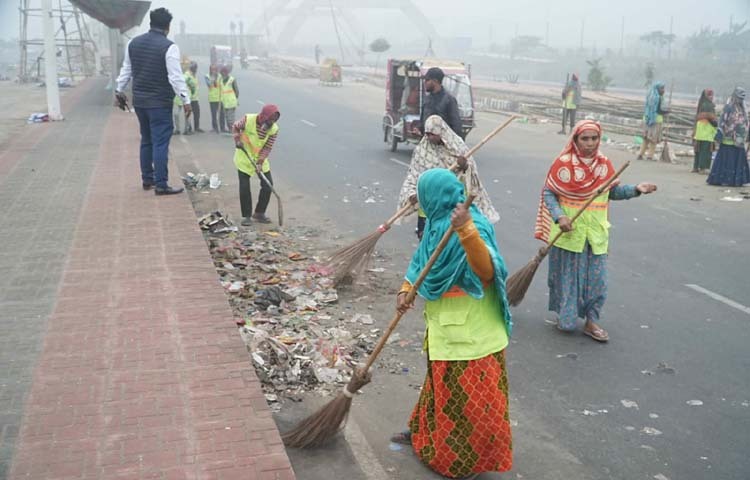 বিএনপির ভারপ্রাপ্ত চেয়ারম্যান তারেক রহমানের ঐতিহাসিক স্বদেশ প্রত্যাবর্তন উপলক্ষে রাজধানীর ৩০০ ফিটে অনুষ্ঠিত গণসংবর্ধনায় অংশ নেন দেশের বিভিন্ন প্রান্ত থেকে আসা লাখ লাখ নেতাকর্মী। অনুষ্ঠানের পর সমাবেশস্থলে সৃষ্ট বর্জ্য অপসারণের উদ্যোগ নেওয়া হয়। সকালে বর্জ্য অপসারণ কার্যক্রম শুরু হয়। ছবি: জাগো নিউজ