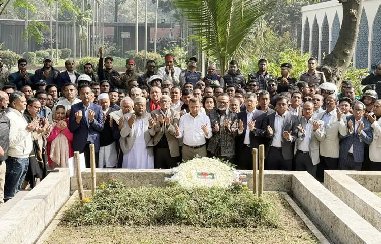 ঢাকা বিশ্ববিদ্যালয়ের কেন্দ্রীয় মসজিদ প্রাঙ্গণে ইনকিলাব মঞ্চের মুখপাত্র শহীদ শরিফ ওসমান হাদির কবর জিয়ারত করেন বিএনপির ভারপ্রাপ্ত চেয়ারম্যান তারেক রহমান। ছবি: জাগো নিউজ