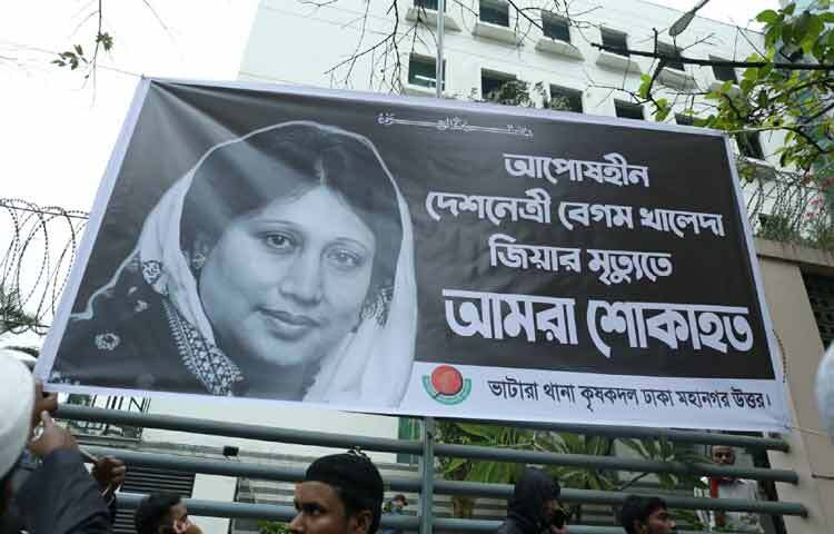 বাইরের দেওয়ালে, বিলবোর্ড ও ব্যানারে খালেদা জিয়ার ছবি ঝুলছে।
