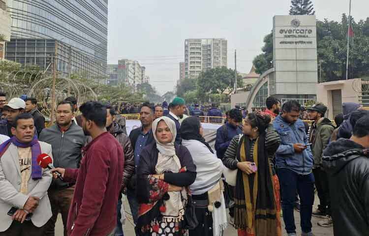 ৩১ ডিসেম্বর সকালে রাজধানীর এভারকেয়ার হাসপাতালের সামনে এ চিত্র দেখা গেছে।