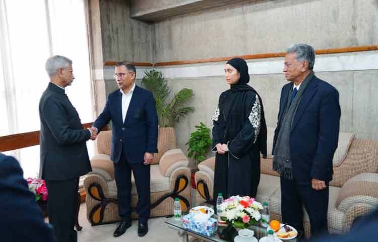 ৩১ ডিসেম্বর বেলা ১১টা ৫৫ মিনিটে ভারতীয় বিমানবাহিনীর একটি বিশেষ ফ্লাইটে তিনি ঢাকায় পৌঁছান জয় শঙ্কর। ঢাকার হযরত শাহজালাল আন্তর্জাতিক বিমানবন্দরে তার বহনকারী বিমান অবতরণ করে।